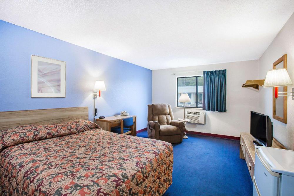 King Room - Non-Smoking interior